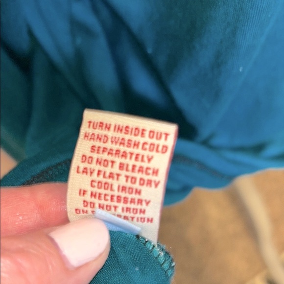 Green, Black and Tan Women's v-neck Top. Sz. XL  Beautiful design - Picture 2 of 12